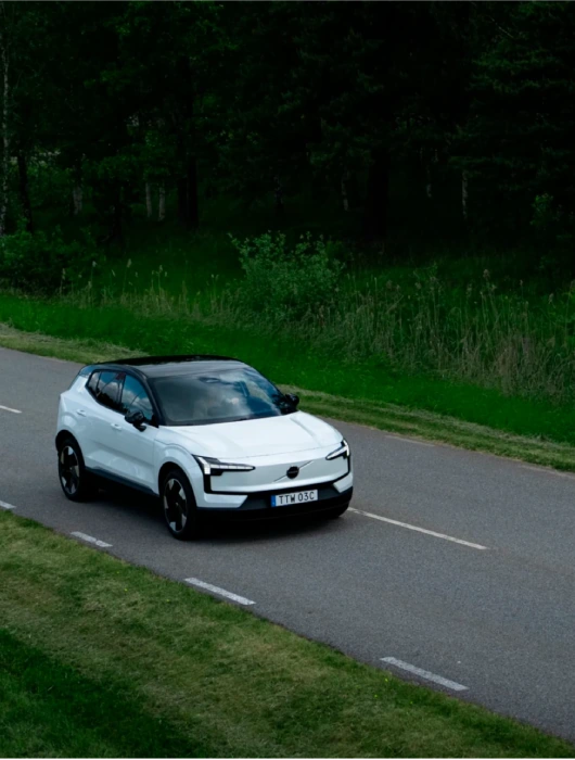 En av Gillinges bilar vilket är en vit Volvo EX30 som gör på Gillingebanan.