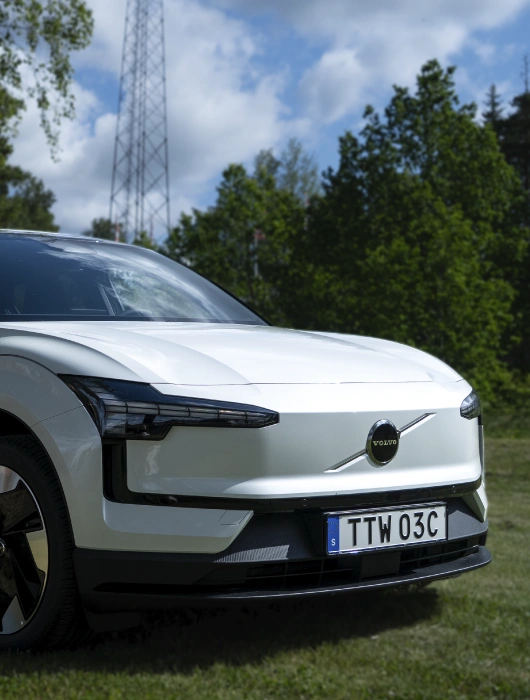 Fronten på en vit Volvo EX30.
