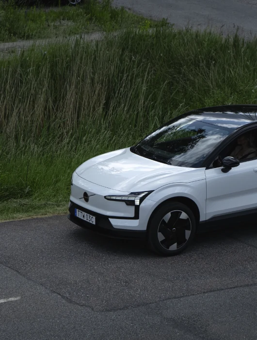 En vit Volvo EX30 som kör på Gillinges område.